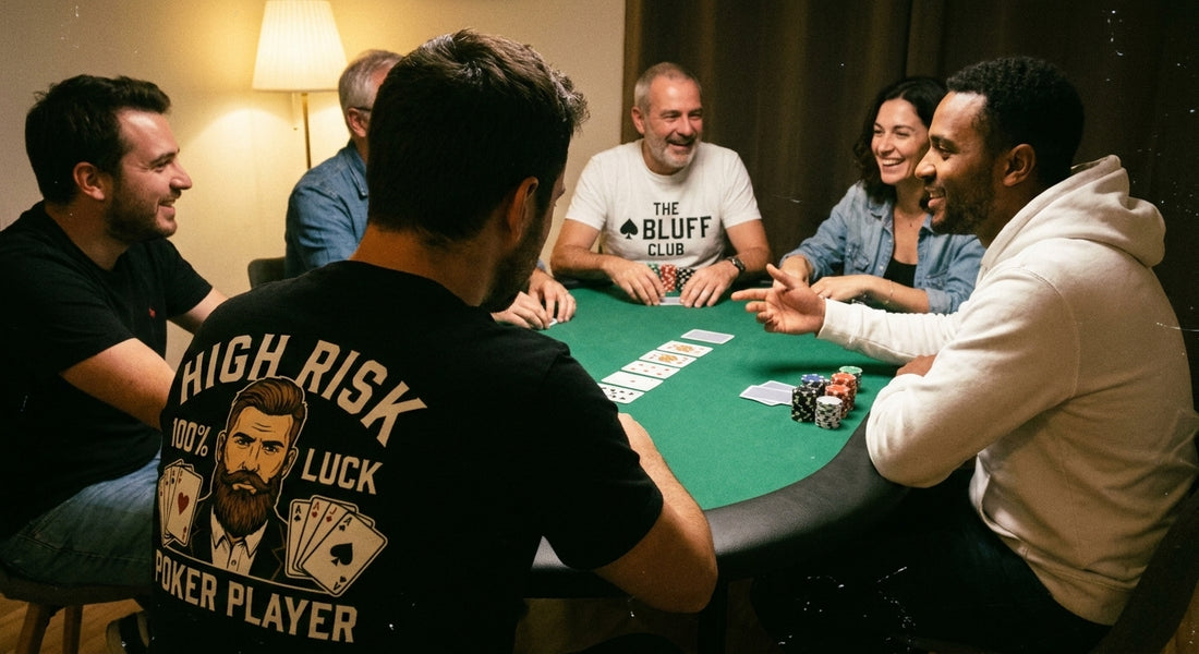 Soirée conviviale d'un club de poker associatif : six amis mixtes autour d'une table verte, jetons et cartes, sans argent, en tenues The Bluff Club