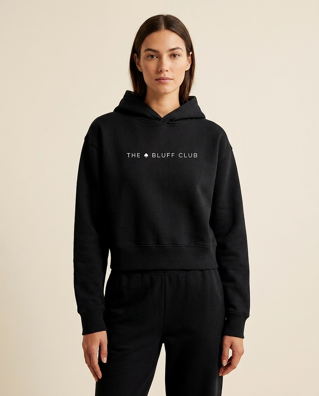 Hoodie cropped noir The Bluff Club porte, piece d'identite streetwear pour un club de poker bien equipe