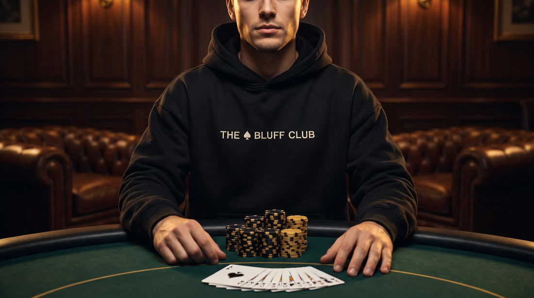 Homme en hoodie noir The Bluff Club (logo THE BLUFF CLUB brodé) à une table de poker premium