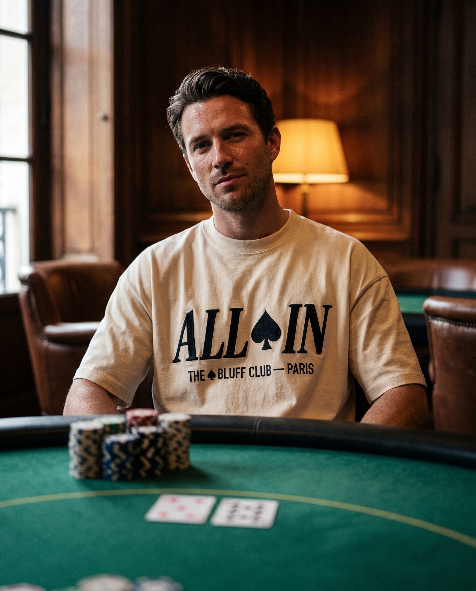 ALL IN · T-shirt MAISON DE JEU porté à une table de poker — The Bluff Club