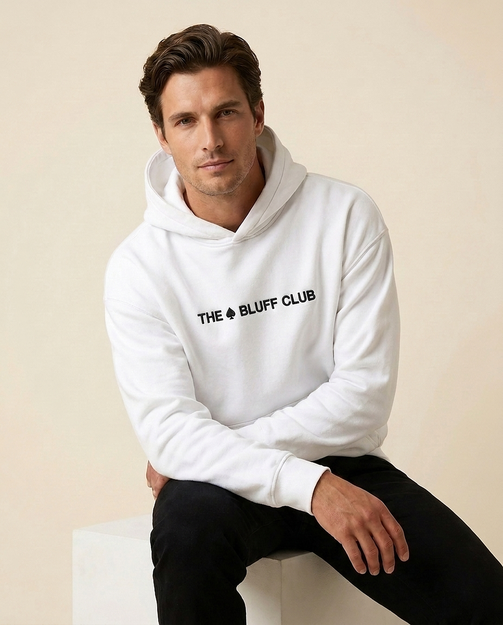 Hoodie Blanc — studio assis (brodé)