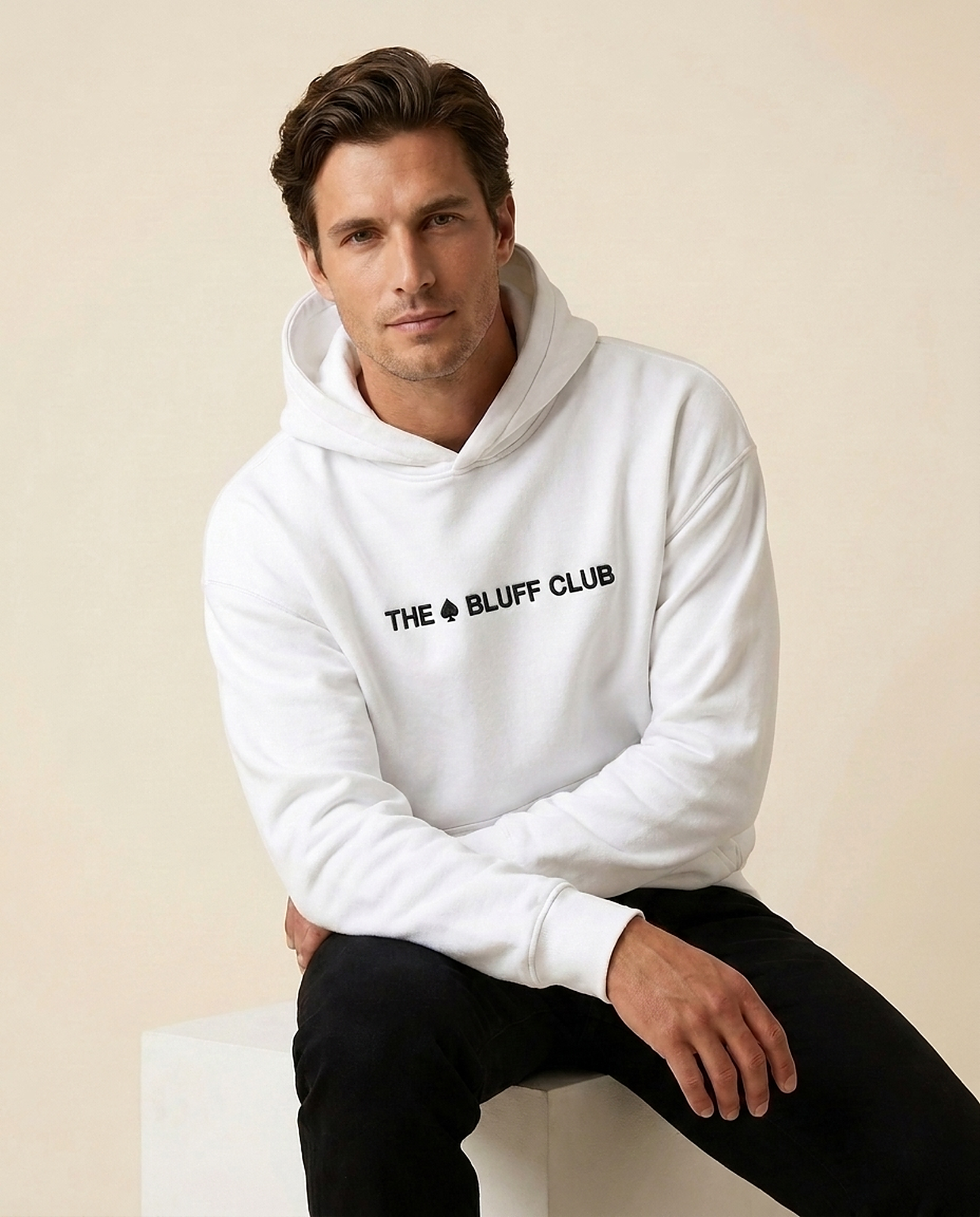 Hoodie Blanc — studio assis (brodé)