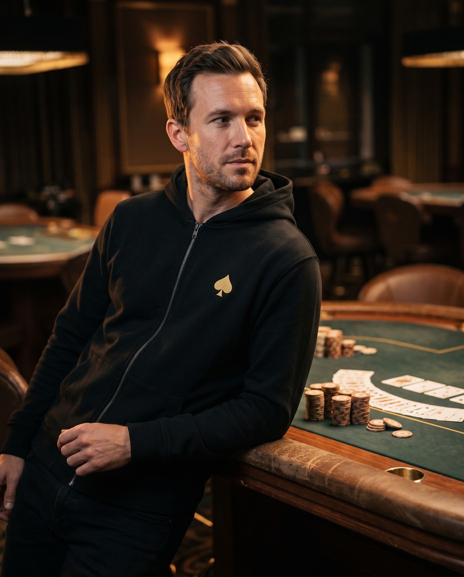 Veste Collector Limitée MAISON DE JEU porté à une table de poker — The Bluff Club