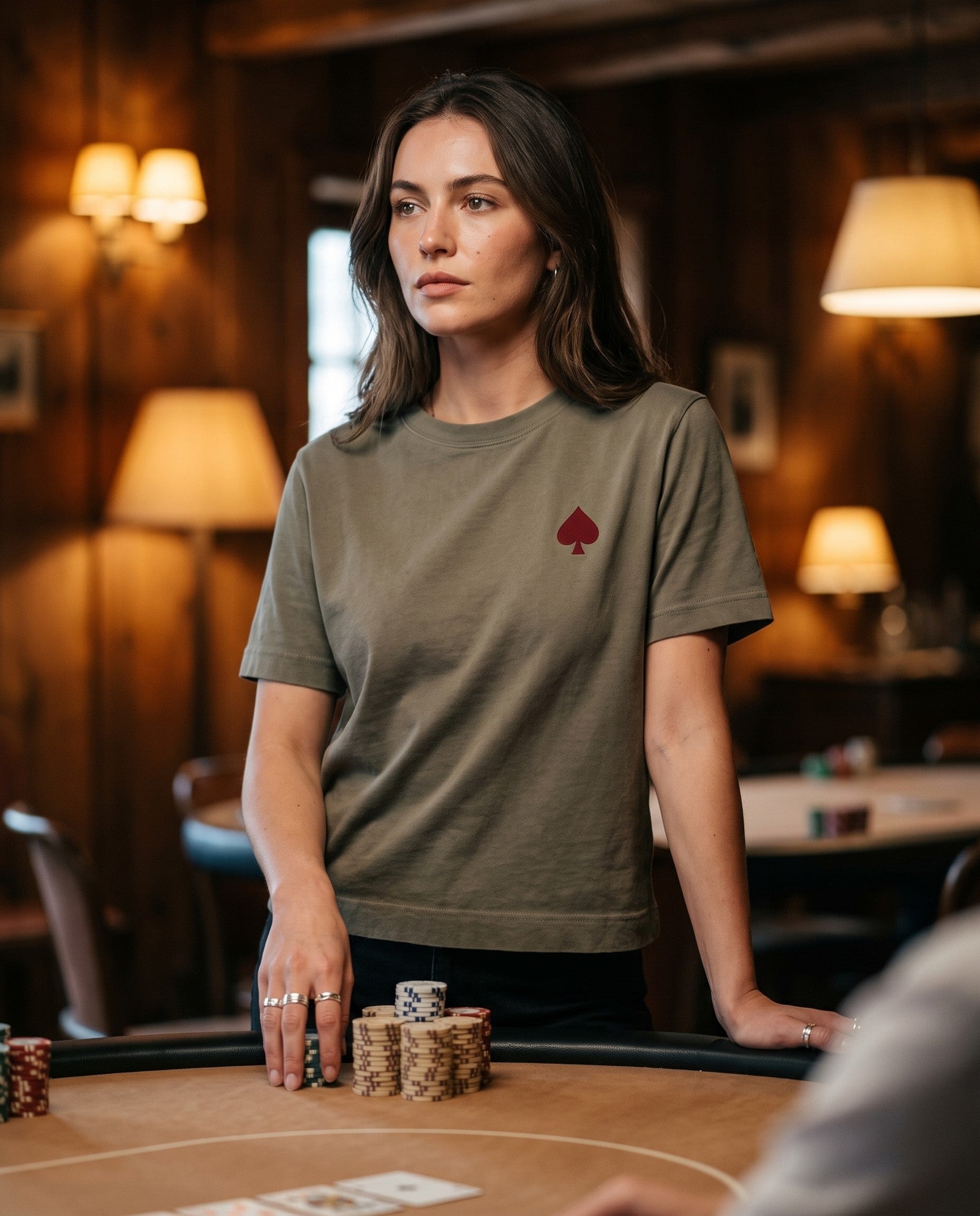 POKER QUEEN Vintage Olive · T-shirt MAISON DE JEU porté à une table de poker — The Bluff Club