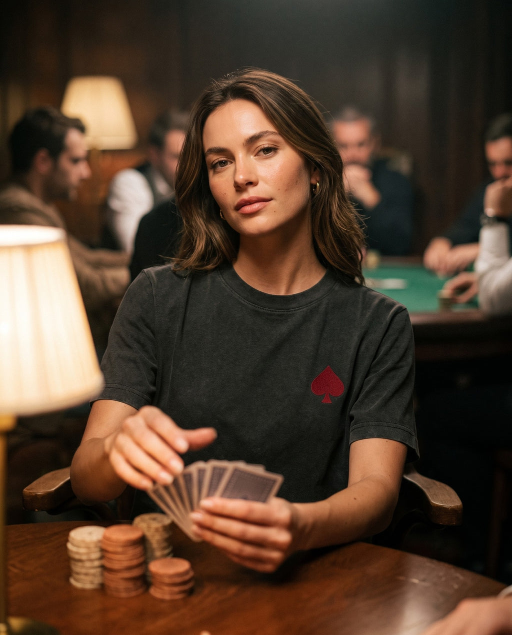 POKER QUEEN Vintage Black · T-shirt MAISON DE JEU porté à une table de poker — The Bluff Club
