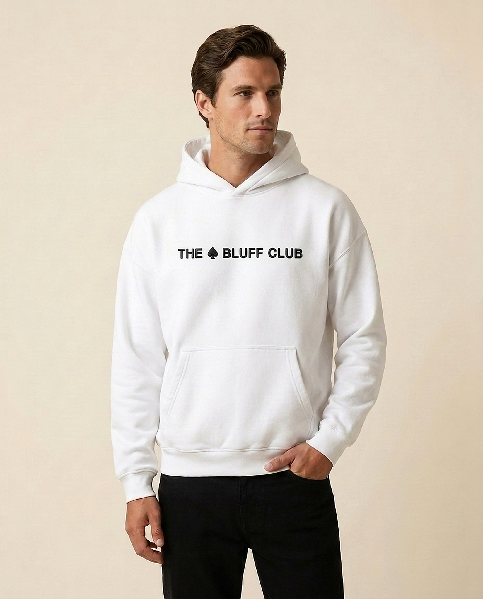 Hoodie Blanc — studio trois-quarts (brodé)