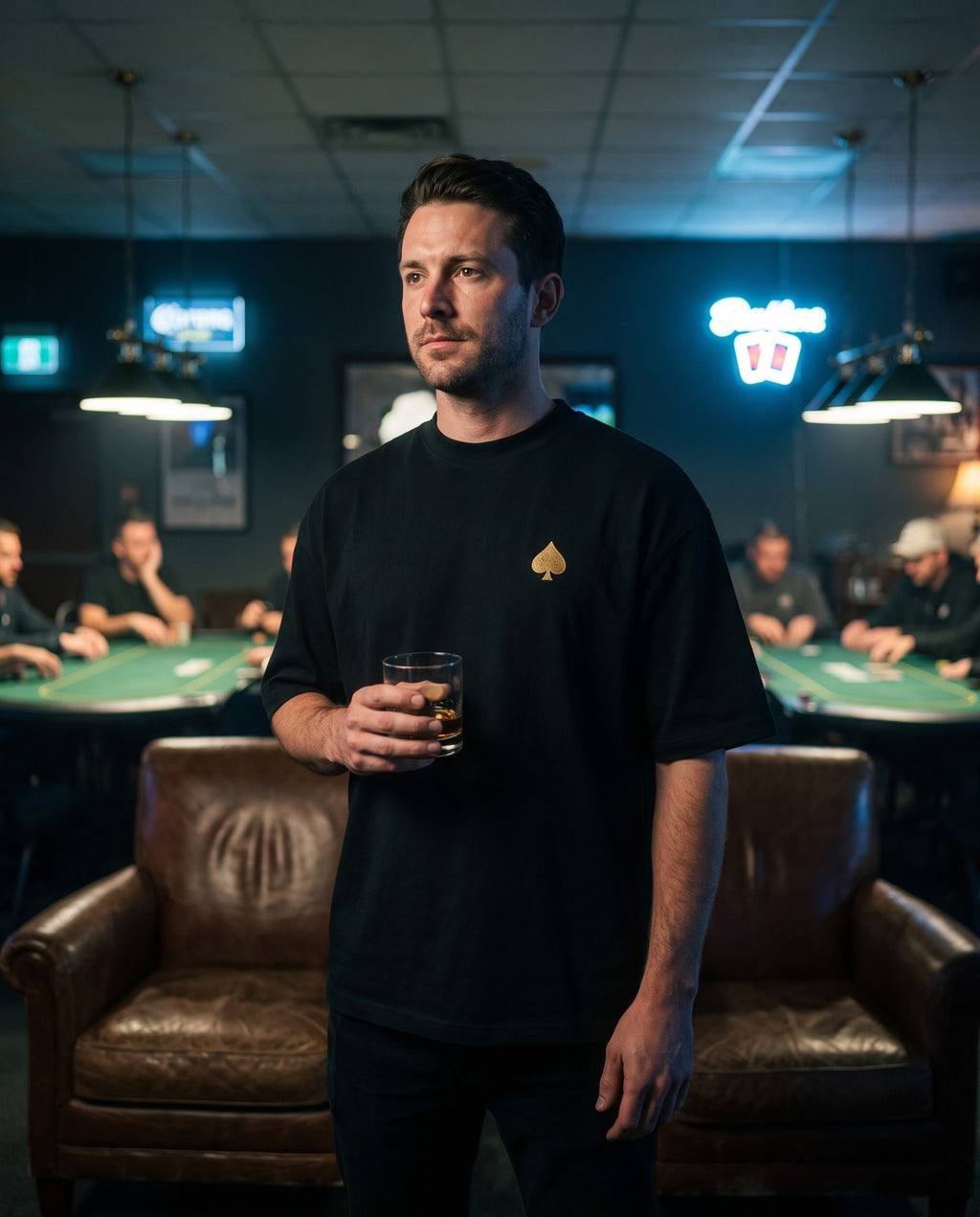 SIGNATURE · T-shirt MAISON DE JEU porté à une table de poker — The Bluff Club