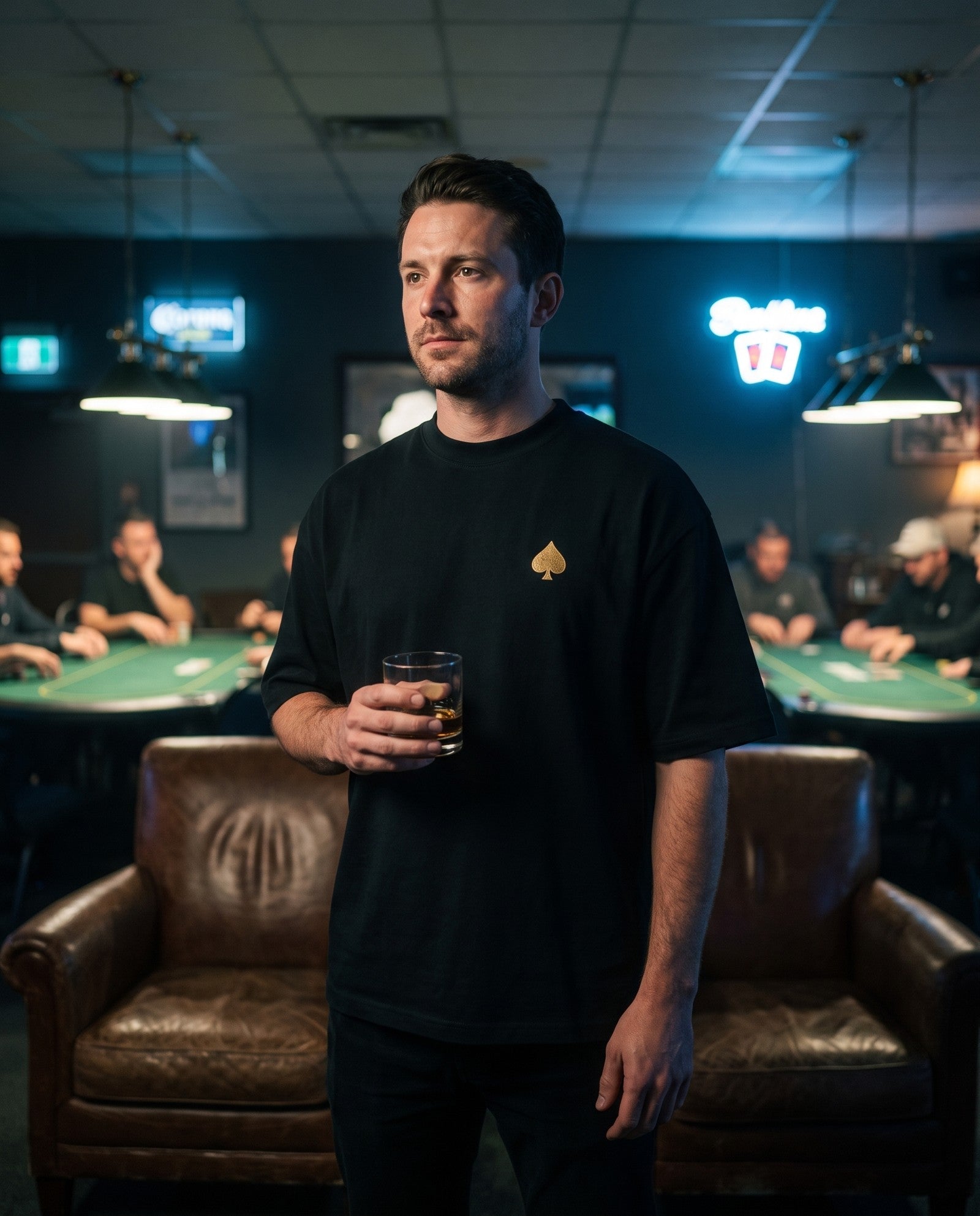 SIGNATURE · T-shirt MAISON DE JEU porté à une table de poker — The Bluff Club