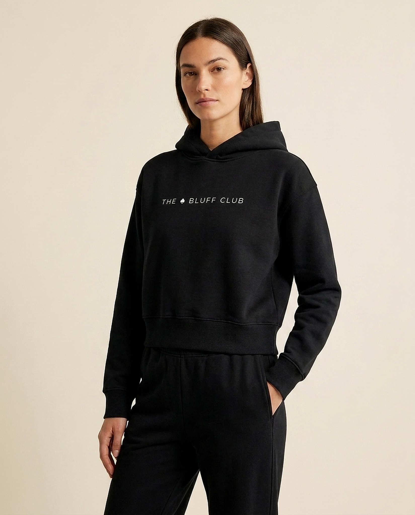 Hoodie Cropped Noir — studio trois-quarts