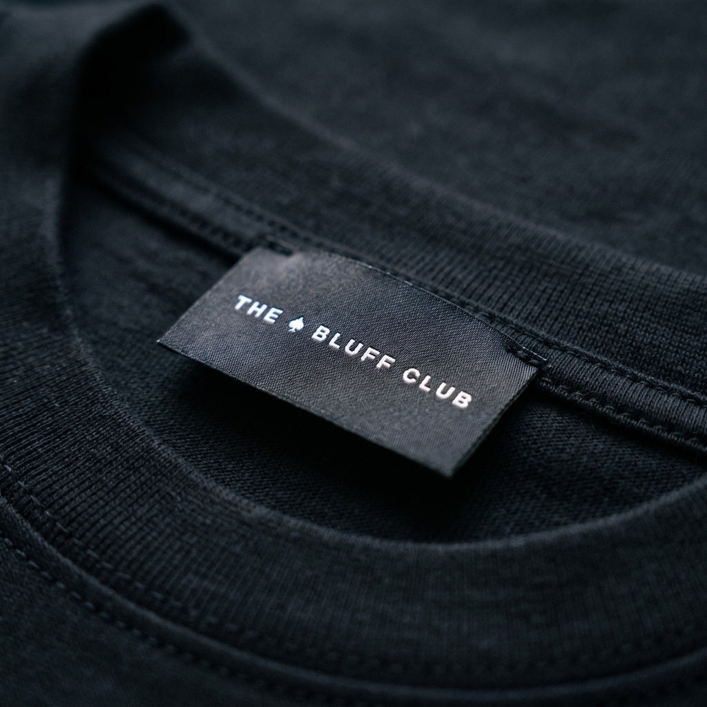 Étiquette tissée THE BLUFF CLUB cousue au col — LA DERNIÈRE DONNE · T-shirt MAISON DE JEU