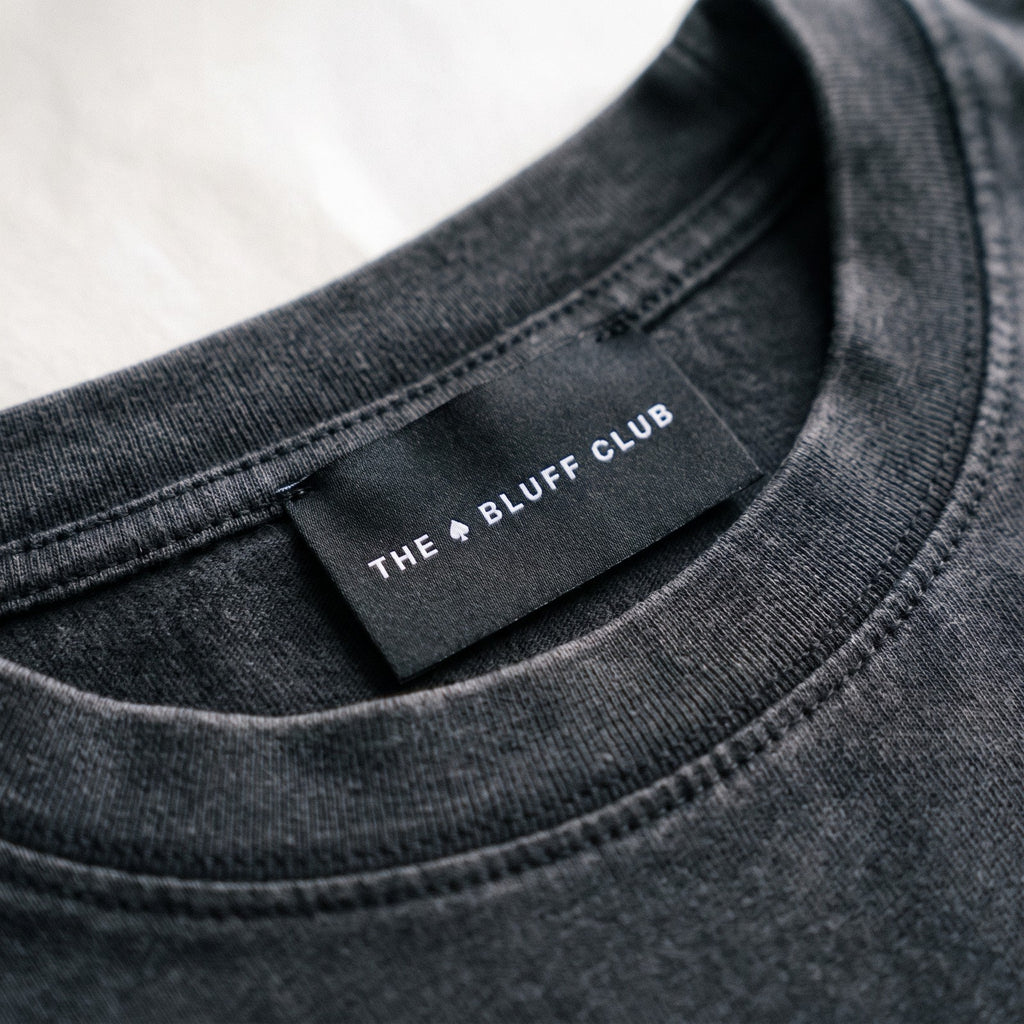 Étiquette tissée THE BLUFF CLUB cousue au col — POKER QUEEN Vintage Black · T-shirt MAISON DE JEU