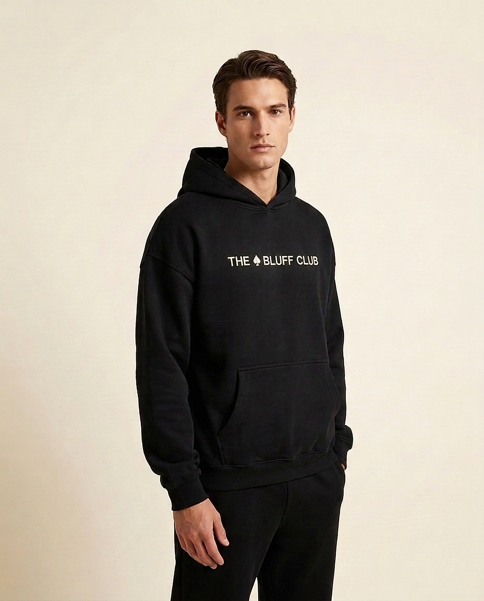 Hoodie Noir — studio trois-quarts (brodé)