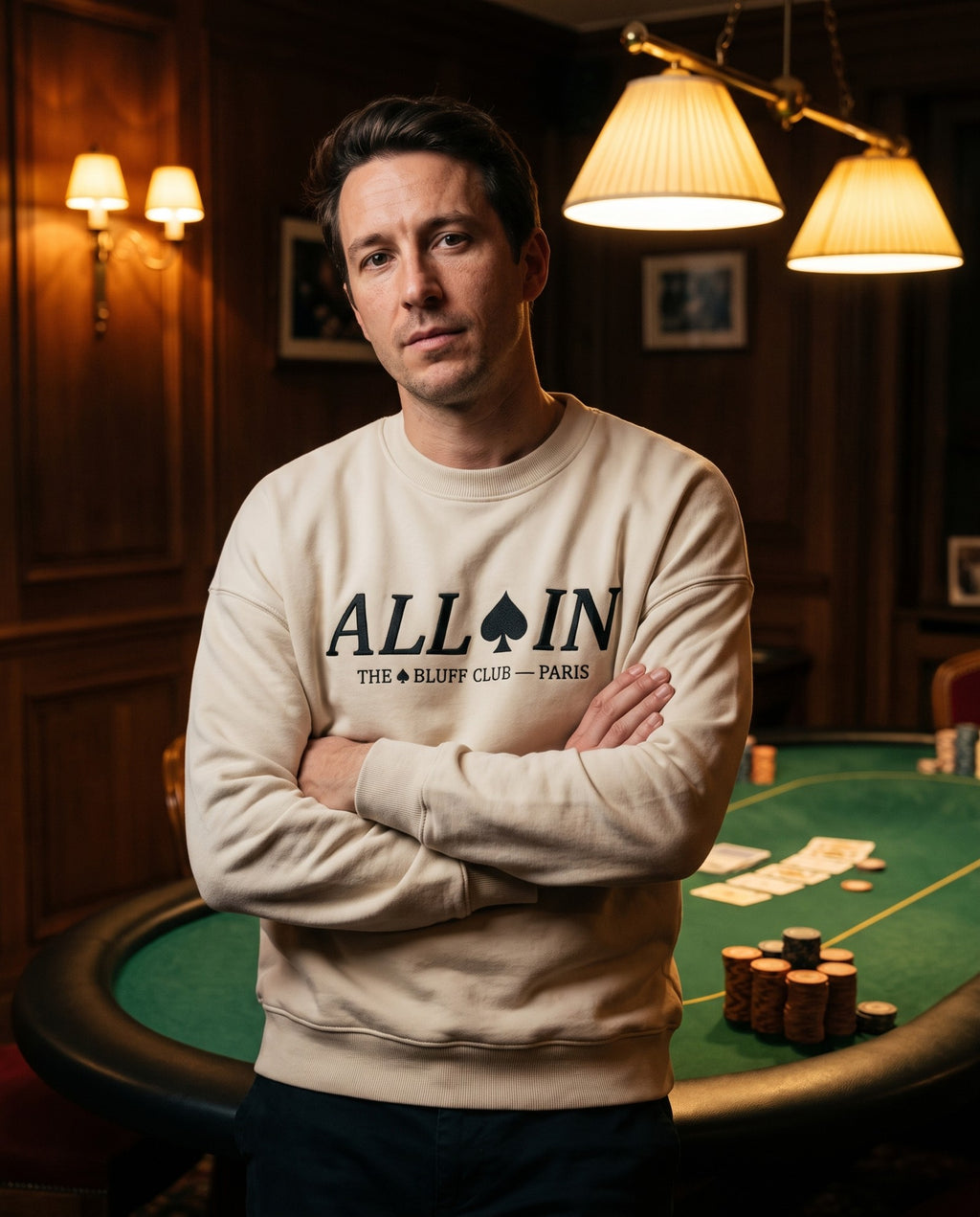 ALL IN · Sweat MAISON DE JEU porté à une table de poker — The Bluff Club
