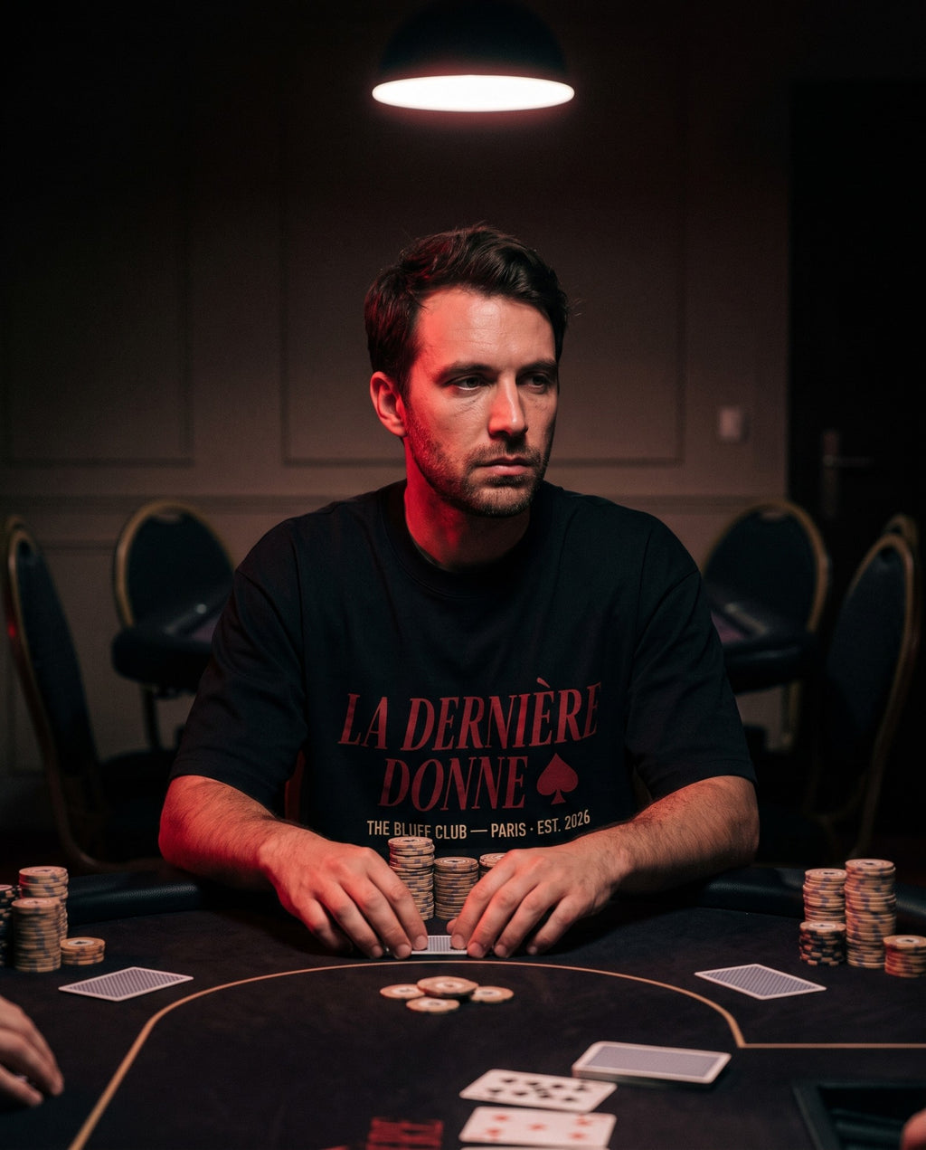 LA DERNIÈRE DONNE · T-shirt MAISON DE JEU porté à une table de poker — The Bluff Club