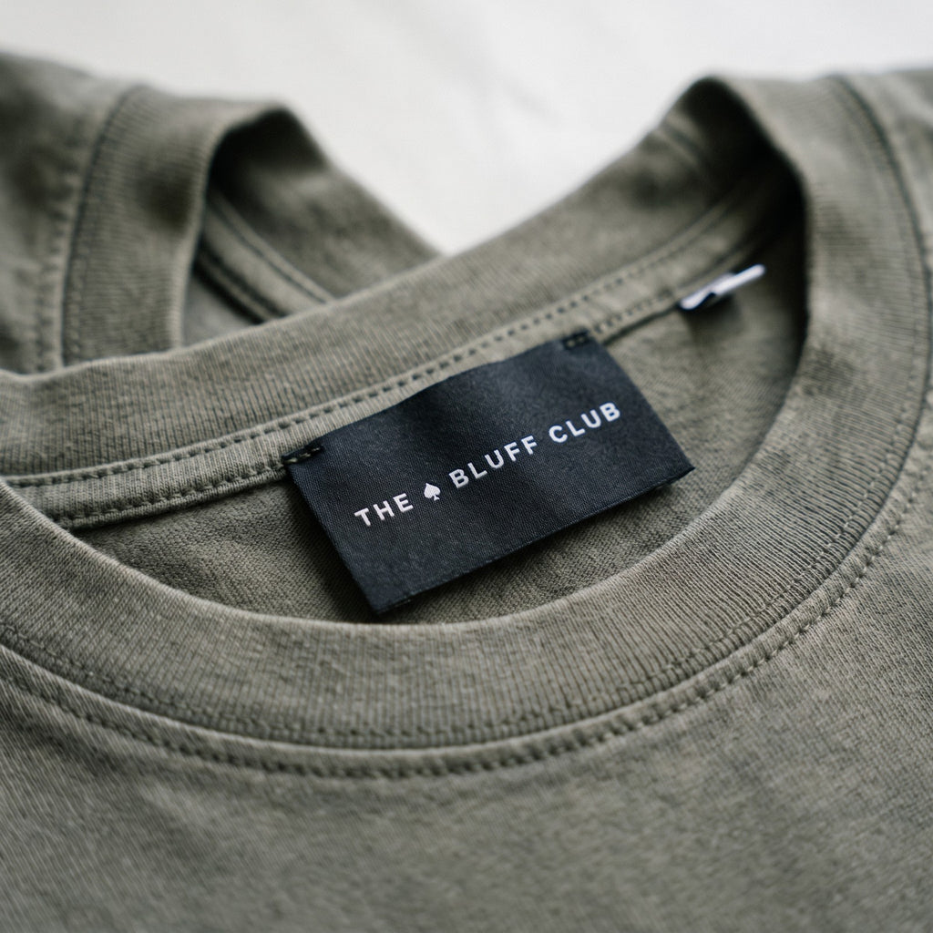 Étiquette tissée THE BLUFF CLUB cousue au col — POKER QUEEN Vintage Olive · T-shirt MAISON DE JEU