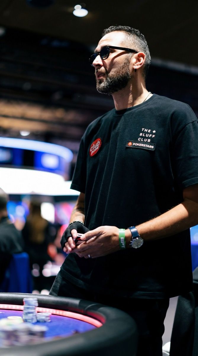 Cédric Boyer en t-shirt The Bluff Club à l'European Poker Tour