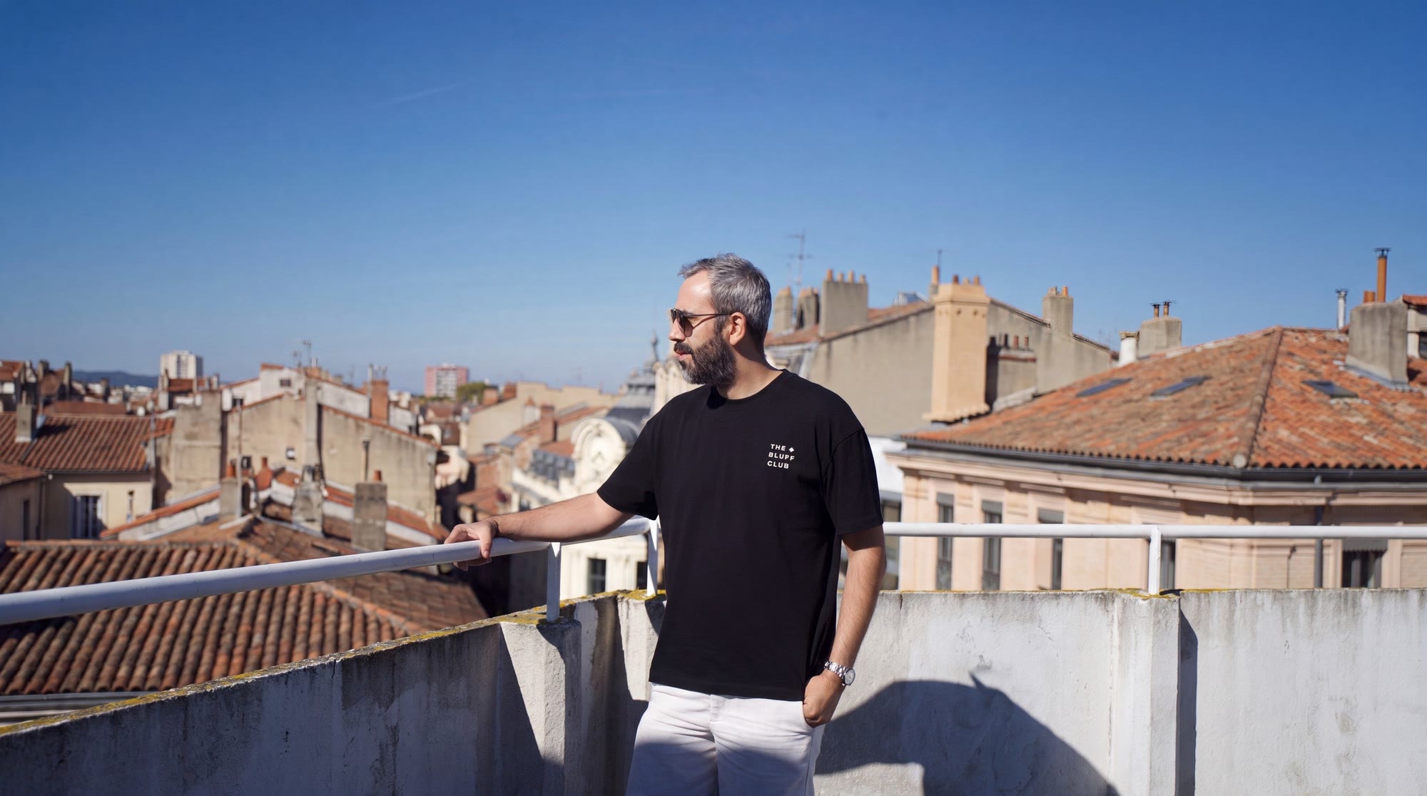 Christopher, fondateur de The Bluff Club, sur les toits